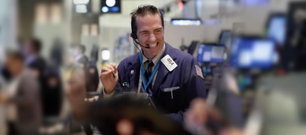 Wall Street cierra con ganancias gracias a repunte del crudo