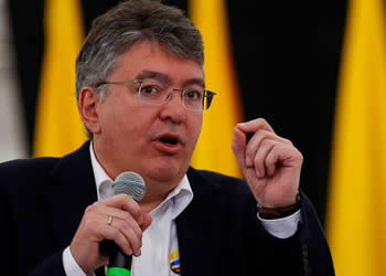 Fitch rebaja panorama de calificación soberana de Colombia a negativo
